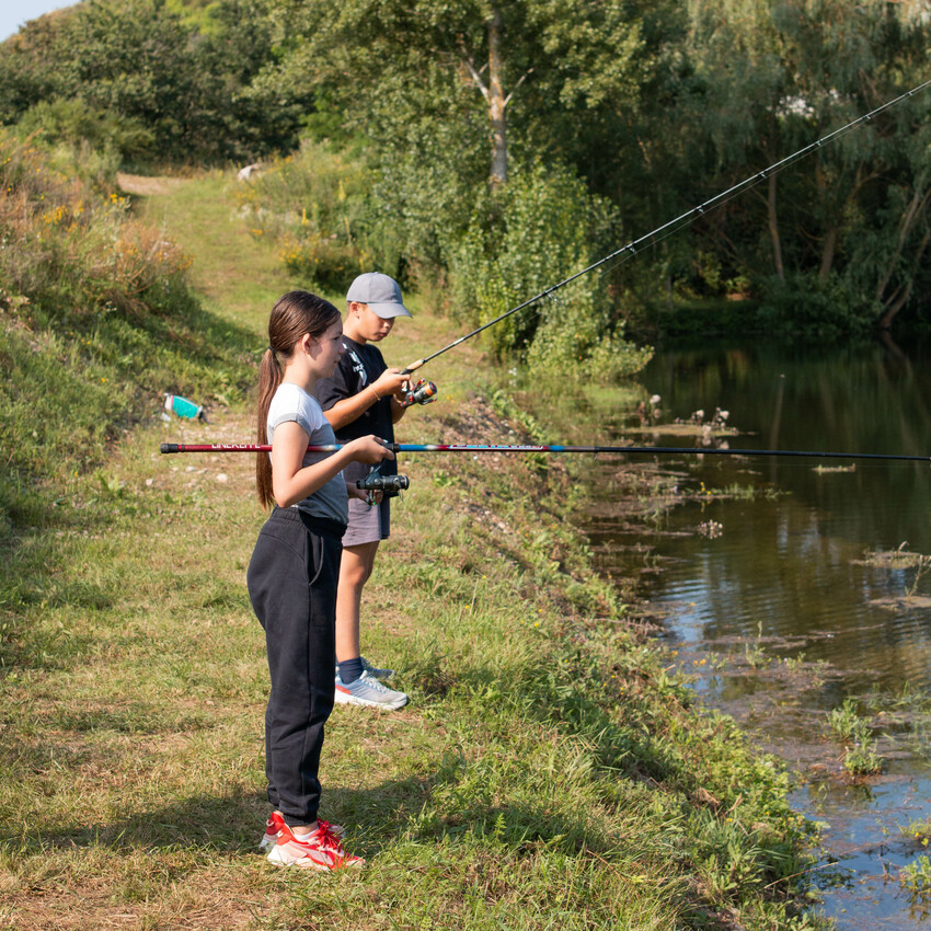 Animation d'été 2021 à Wittelsheim, pêche, deux jeunes pêcheurs au bord du lac
